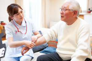 血圧を測る看護師