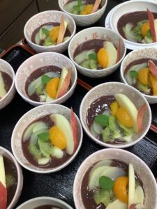 8月クッキング　～フルーツたっぷり冷やしぜんざい～